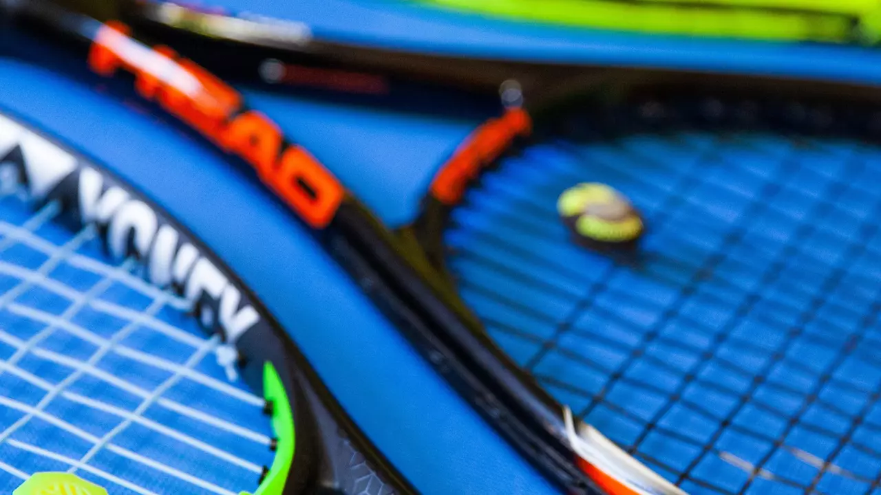 How to string a tennis racket?